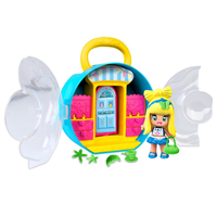 Figura con bolsito Pinypon Cuentos.8 cm. Armarios de cuentos con diferentes compartimentos para guardar accesorios y ropa. - Modelos surtidos