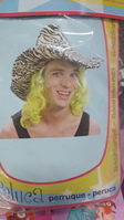 PELUCA CON SOMBRERO