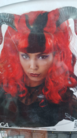 PELUCA ROJA CON CUERNOS LATEX